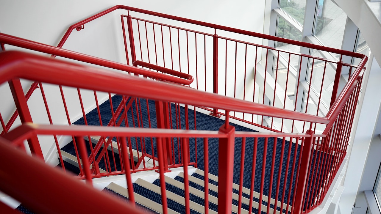Gabloty ogłoszeniowe na klatki schodowe – skuteczna komunikacja w przestrzeni publicznej